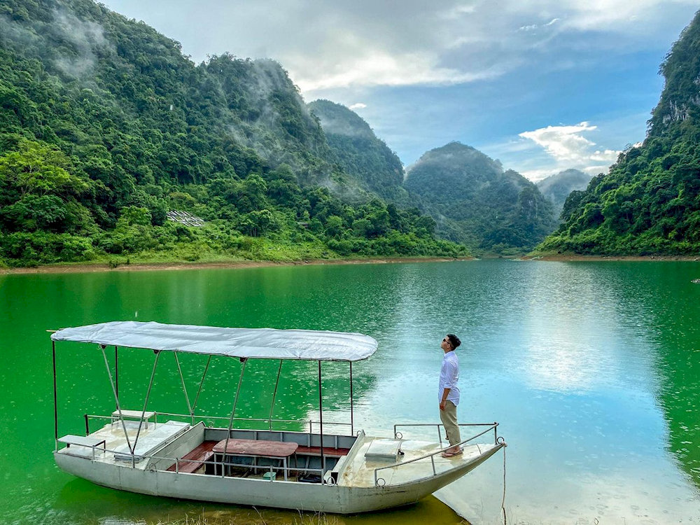 Enjoying the fresh, spacious air is enough for you to feel the peace of the mountains and water of Cao Bang